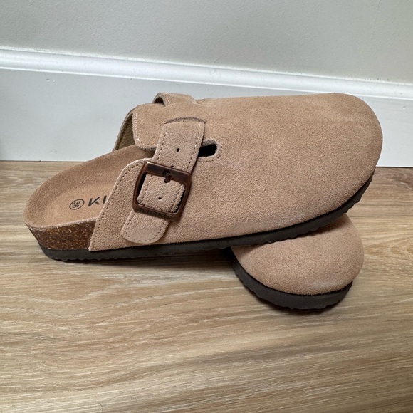 Shoes - NEW Kidmi Clogs in Mocha